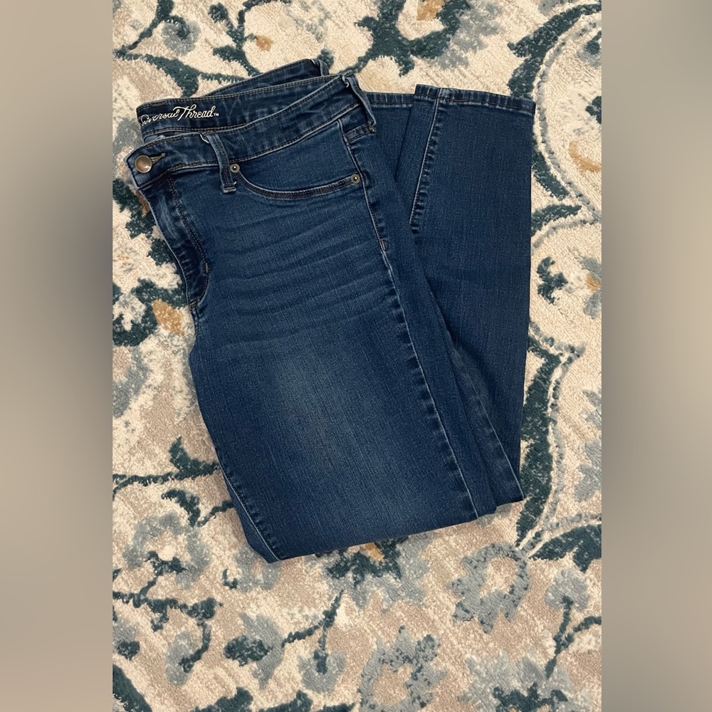Universal Thread size 14/32 Regular Length Capris. Barely Worn